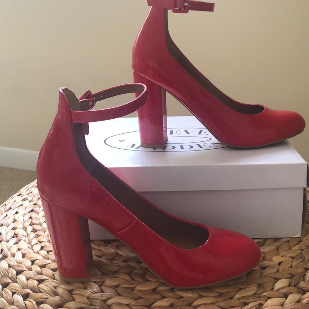 STEVE MADDEN RED SHOES 👠 - Picture 9 of 9